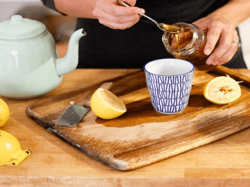 cach-uong-mat-ong-truoc-khi-ngu-giam-can-hieu-qua-nhat