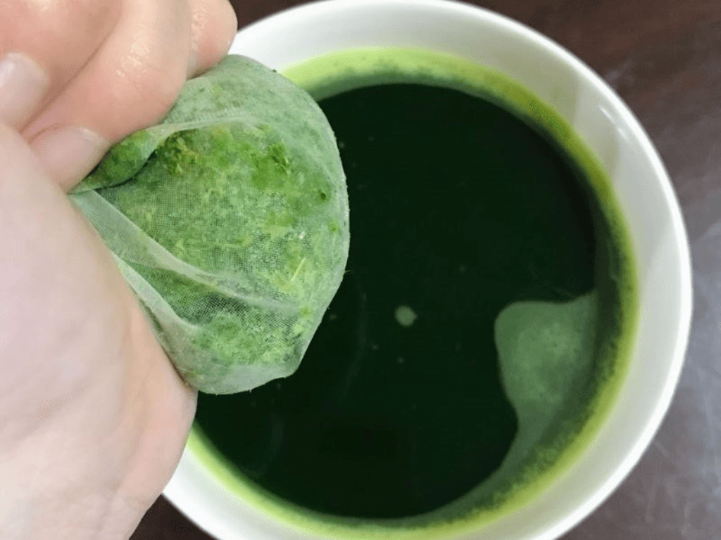 nau-nuoc-cot-la-dua-bi-quyet-tao-mau-xanh-tu-nhien-thom-diu