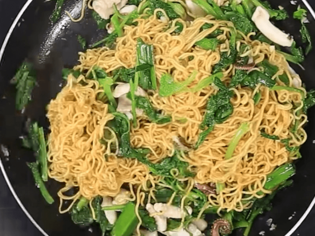 xao-mi-voi-rau-cai-cong-thuc-sieu-de-ai-cung-lam-duoc