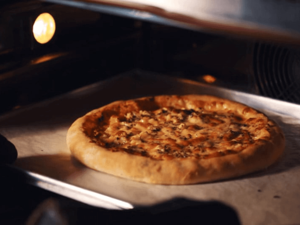 quy-trinh-lam-pizza-hai-san-sot-pesto-thanh-cong-trong-1-me-nuong