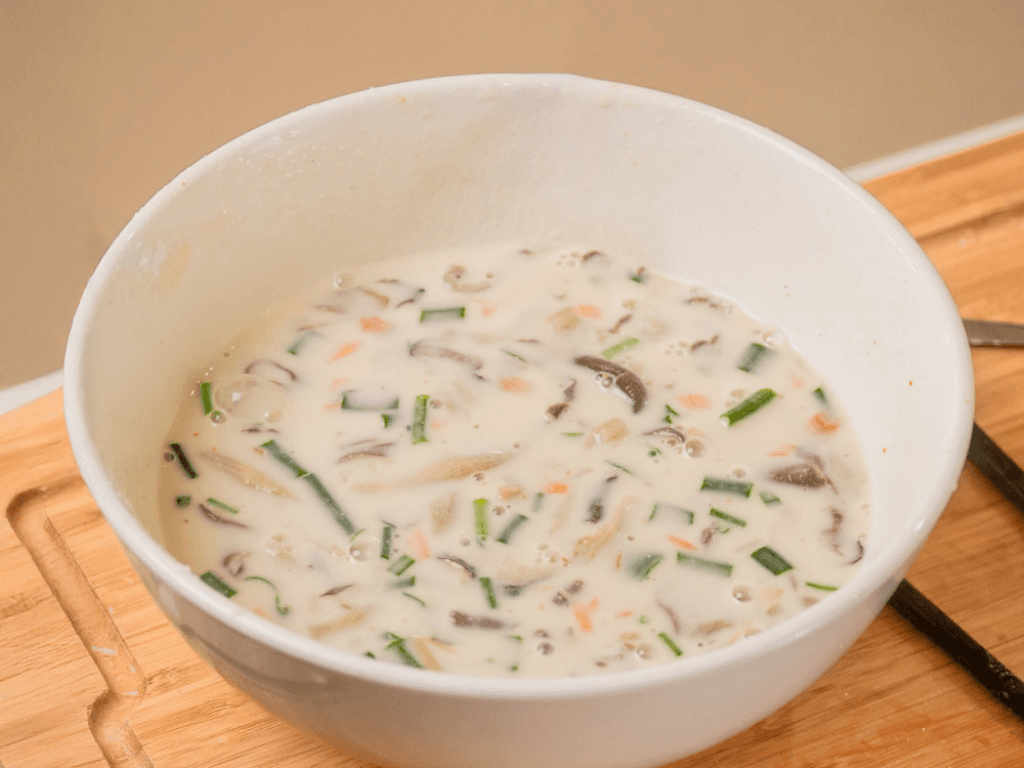 cach-pha-bot-banh-xeo-gion-lau