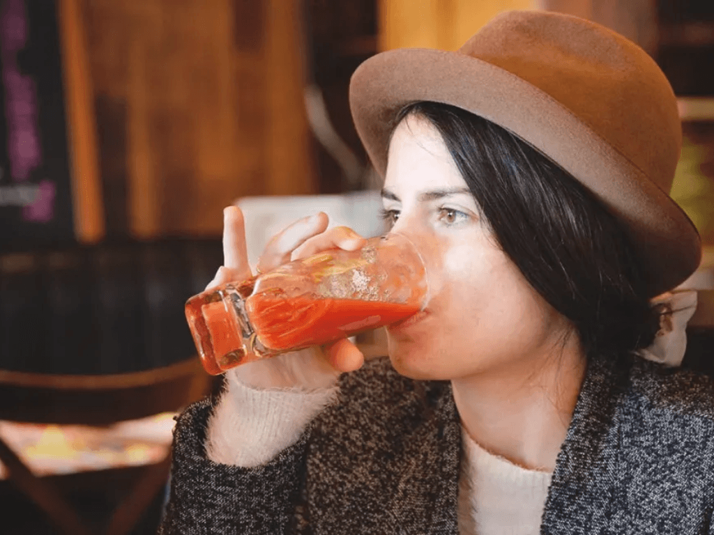 nhung-ai-khong-nen-uong-sinh-to-ca-chua-moi-ngay