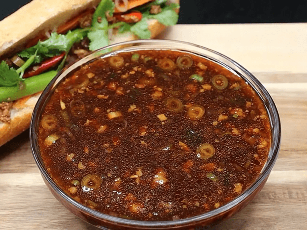 chuan-bi-nhan-va-nuoc-sot-lam-nen-linh-hon-banh-mi