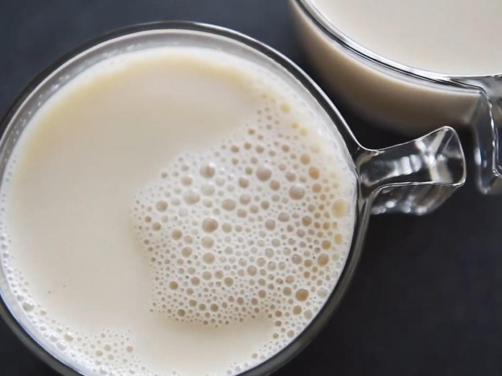 cach-lam-tra-sua-gao-rang-ngon