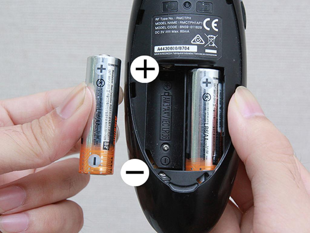 dung-remote-tivi-voi-mot-vien-pin