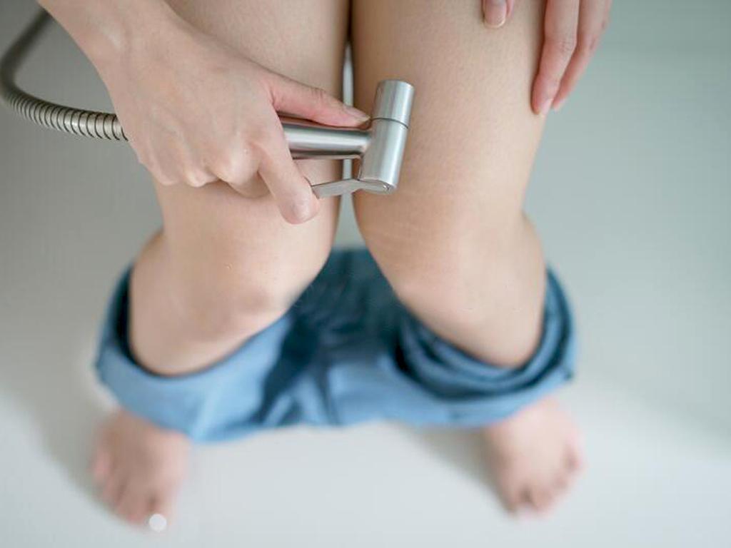 cach-ve-sinh-hau-mon-bang-voi-xit