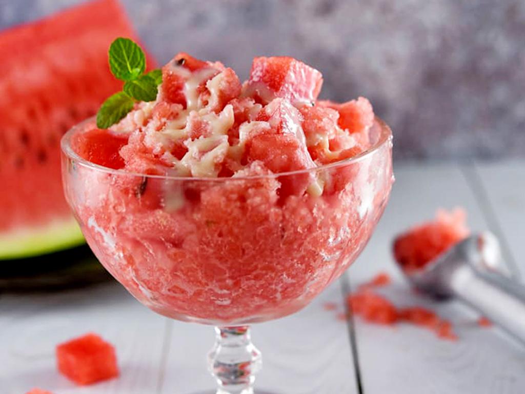 cach-lam-dua-hau-dam-sua-chua-ngon