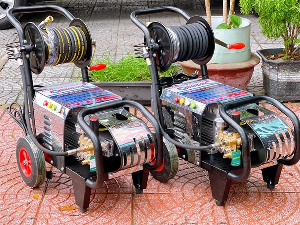 nen-mua-may-rua-xe-o-to-o-dau