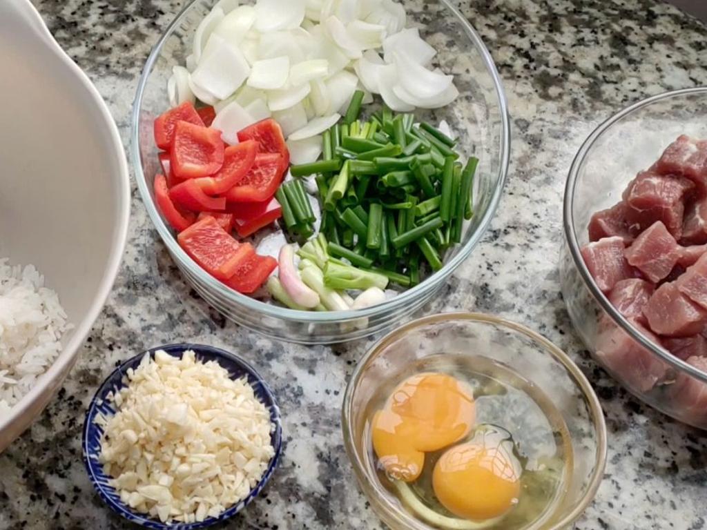 nguyen-lieu-lam-com-chien-bo-luc-lac