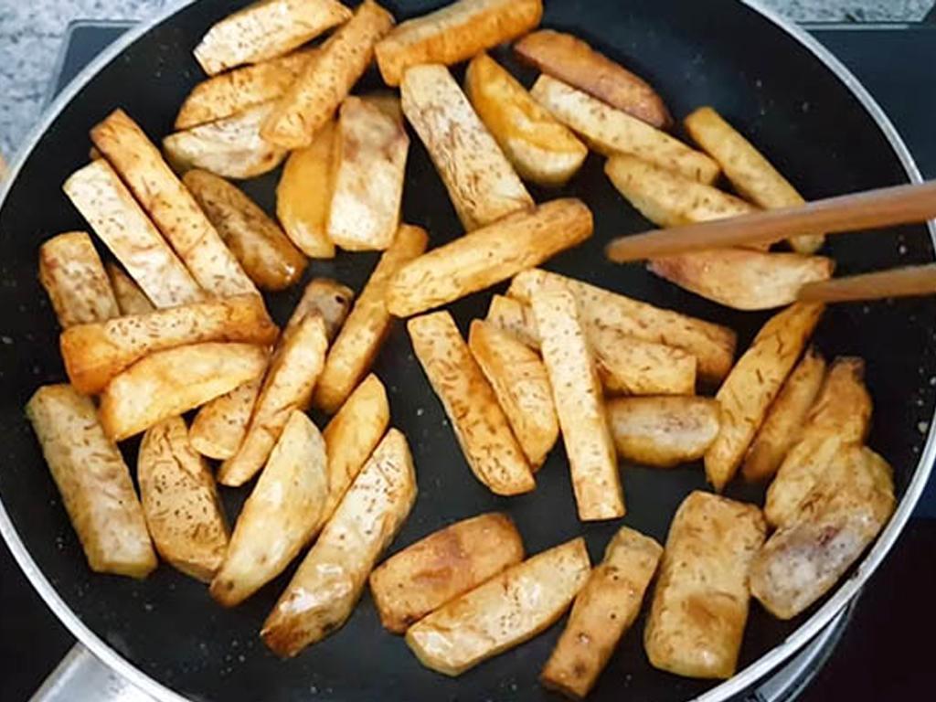 cach-lam-khoai-mon-chien-nuoc-mam-gion-rum