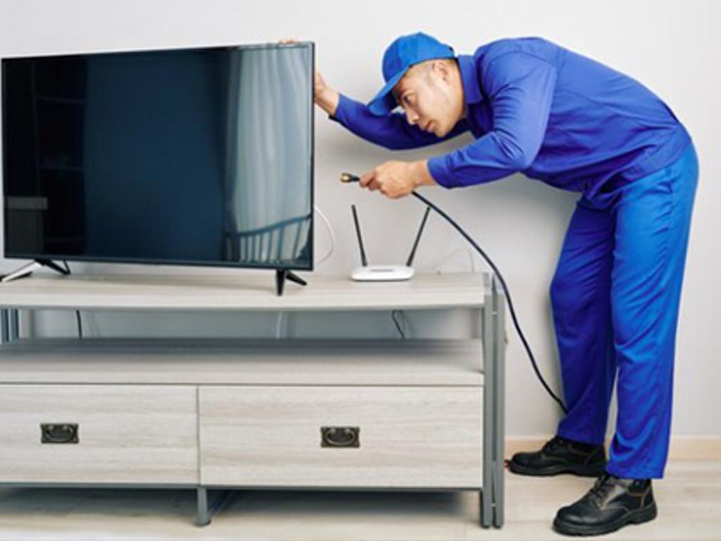 khi-nao-can-goi-tho-sua-chua-tivi-dien-may-htech