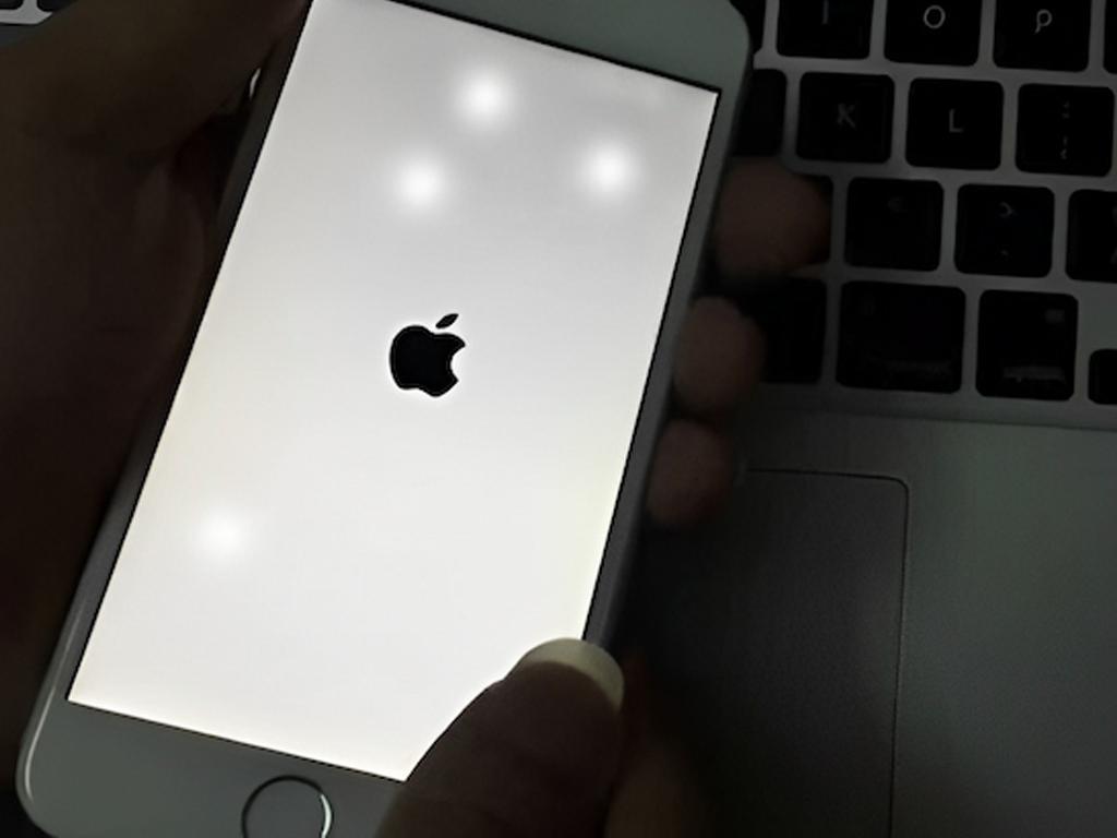 man-dien-thoai-xuat-hien-dom-sang