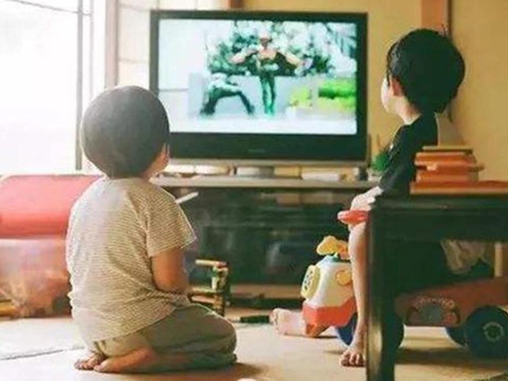 tre-em-3-thang-tuoi-xem-tivi-co-hai-nhu-the-nao