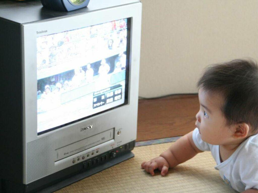 tre-so-sinh-co-nen-xem-tivi