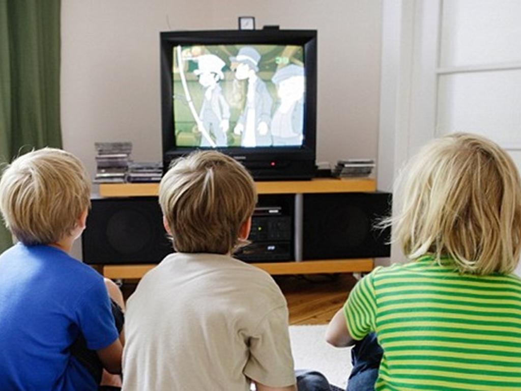 co-nen-cho-tre-em-xem-tivi-khong