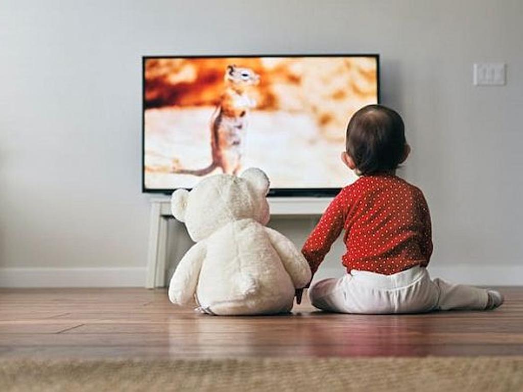 co-nen-cho-tre-em-xem-tivi-som