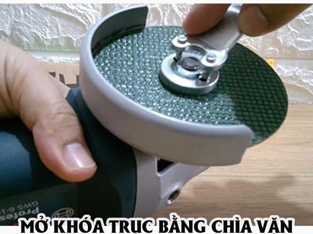 cach-thay-luoi-may-cat-cam-tay