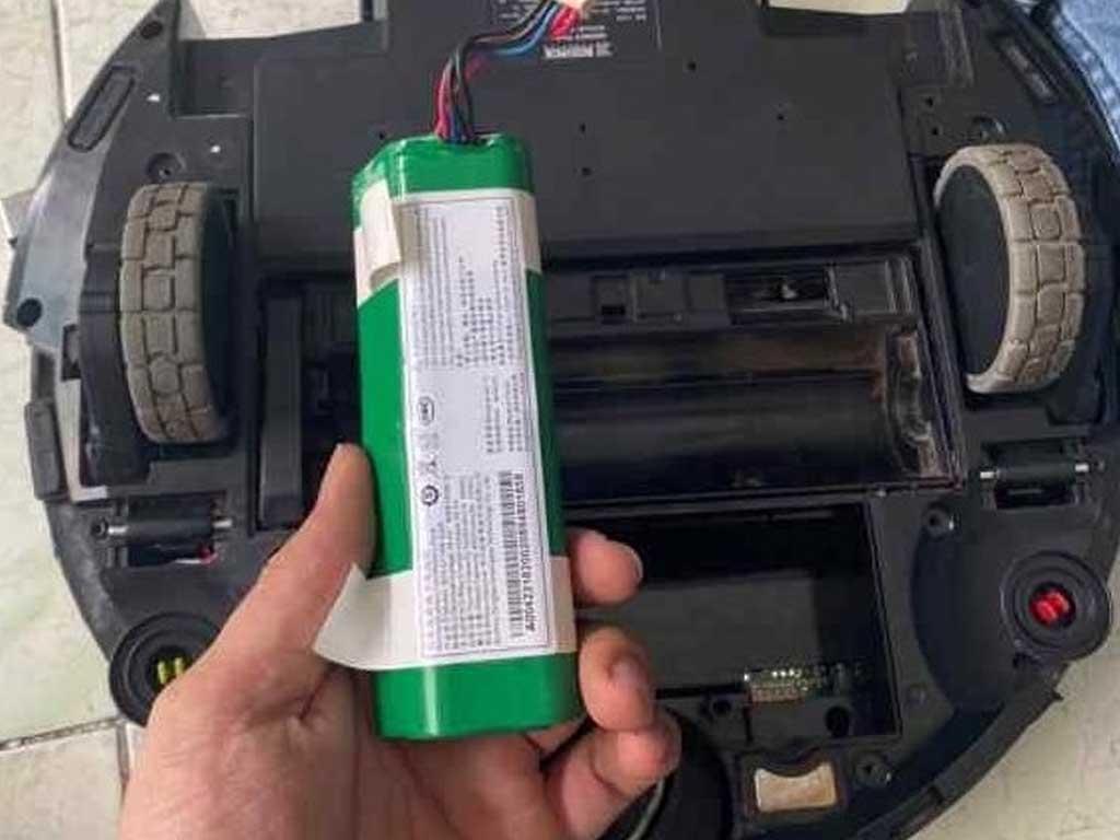 cach-thay-pin-may-hut-bui-deebot