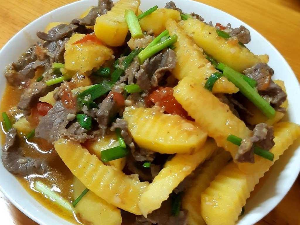 cach-lam-khoai-tay-xao-thit-ba-chi