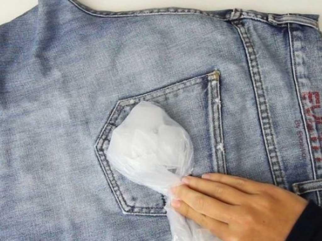 cach-tay-ba-keo-cao-su-dinh-vao-quan-ao-bang-da-lanh