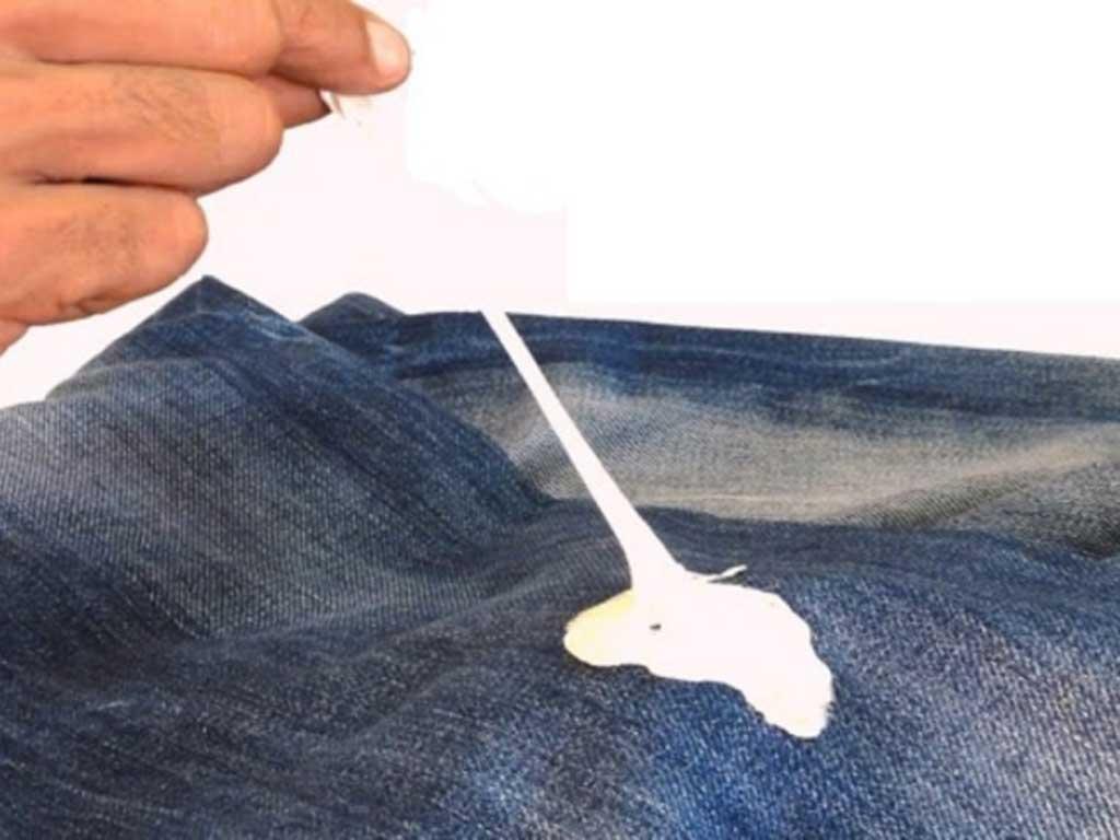 cach-tay-ba-keo-cao-su-dinh-vao-quan-ao-sach