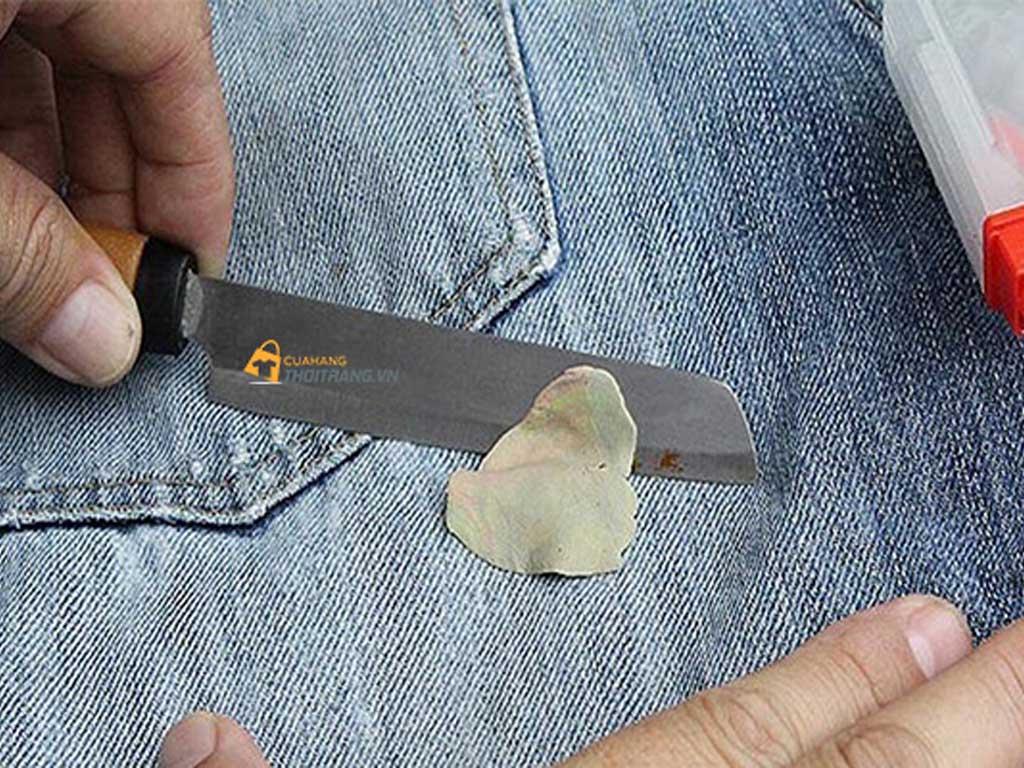 cach-tay-sach-ba-keo-cao-su-dinh-vao-quan-ao