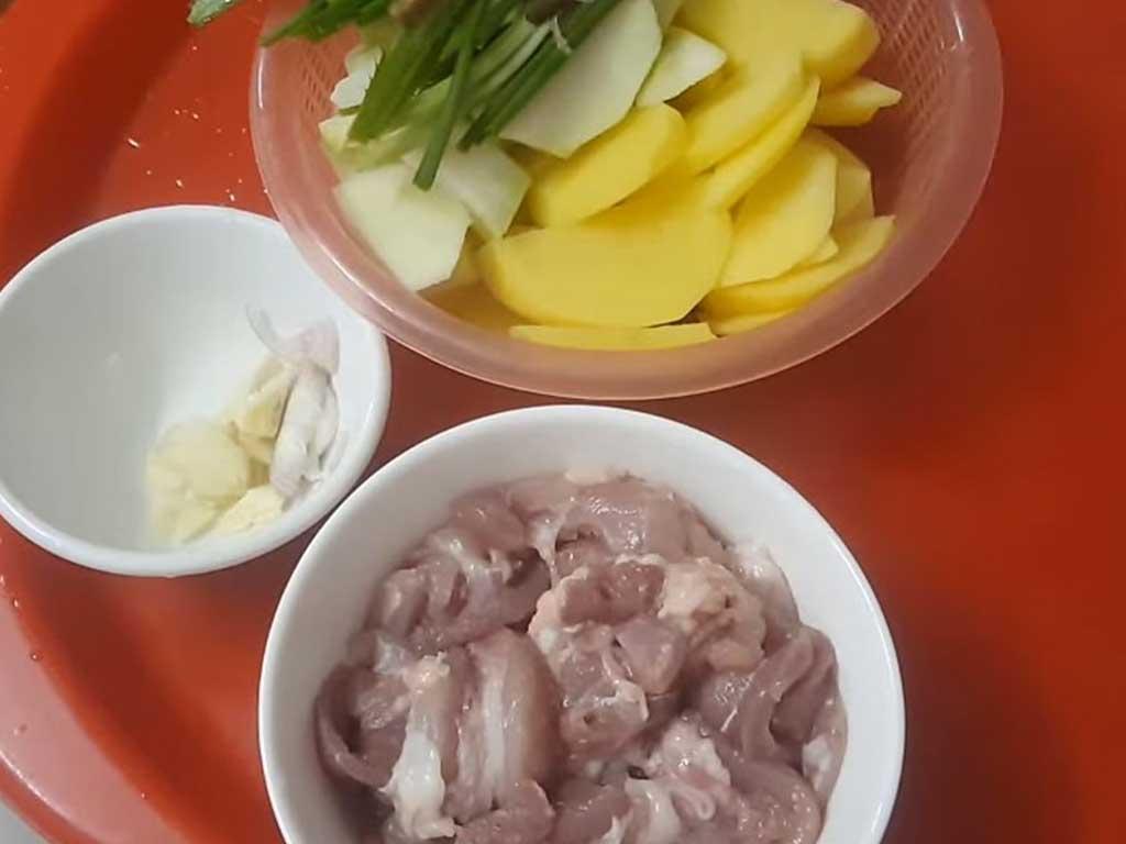nguyen-lieu-lam-khoai-tay-xao-thit-lon
