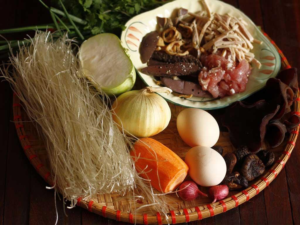 nguyen-lieu-lam-mien-xao-thap-cam