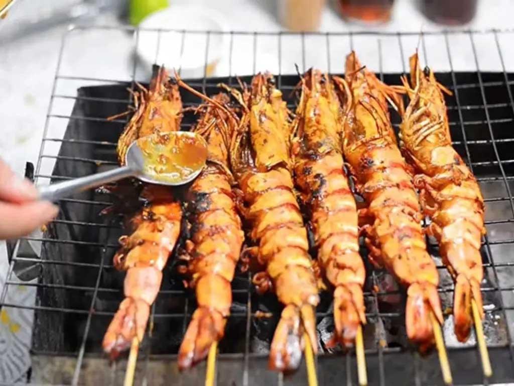 cach-nuong-tom-bang-bep-nuong