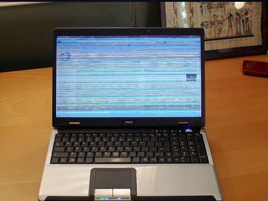 nguyen-nhan-man-hinh-laptop-bi-soc-ngang