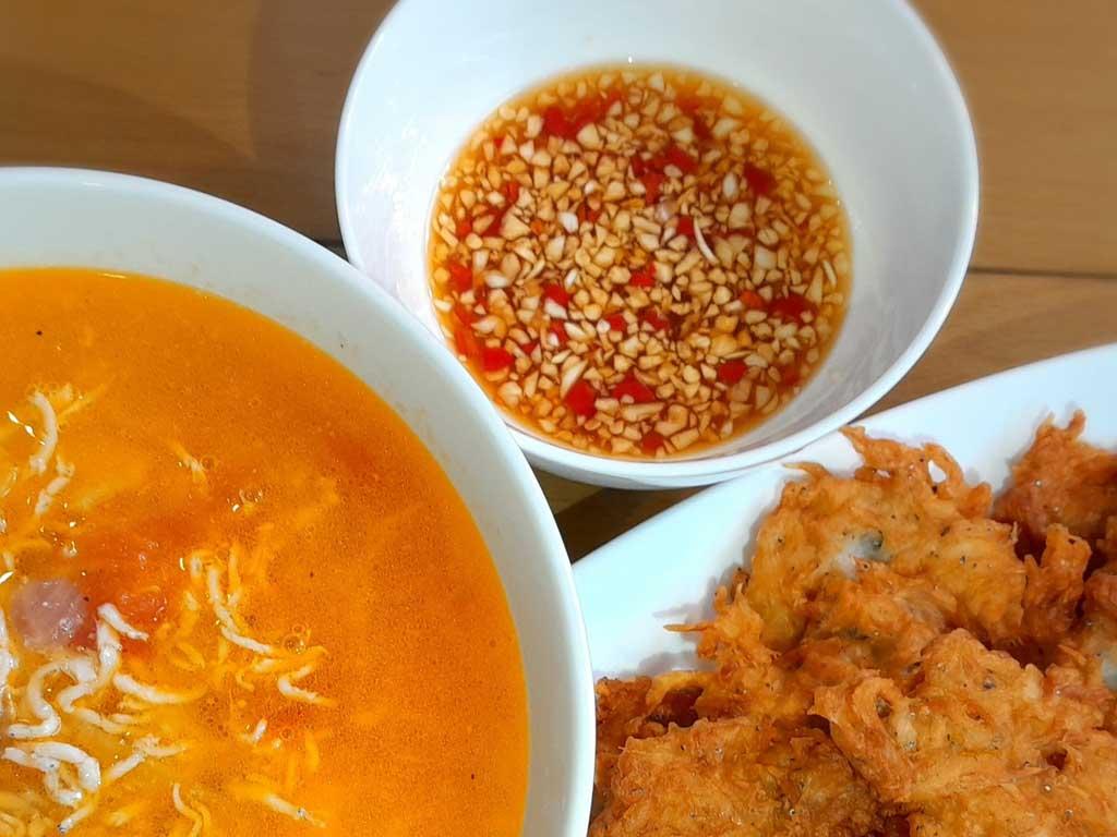 nuoc-cham-ca-com-chien-bot