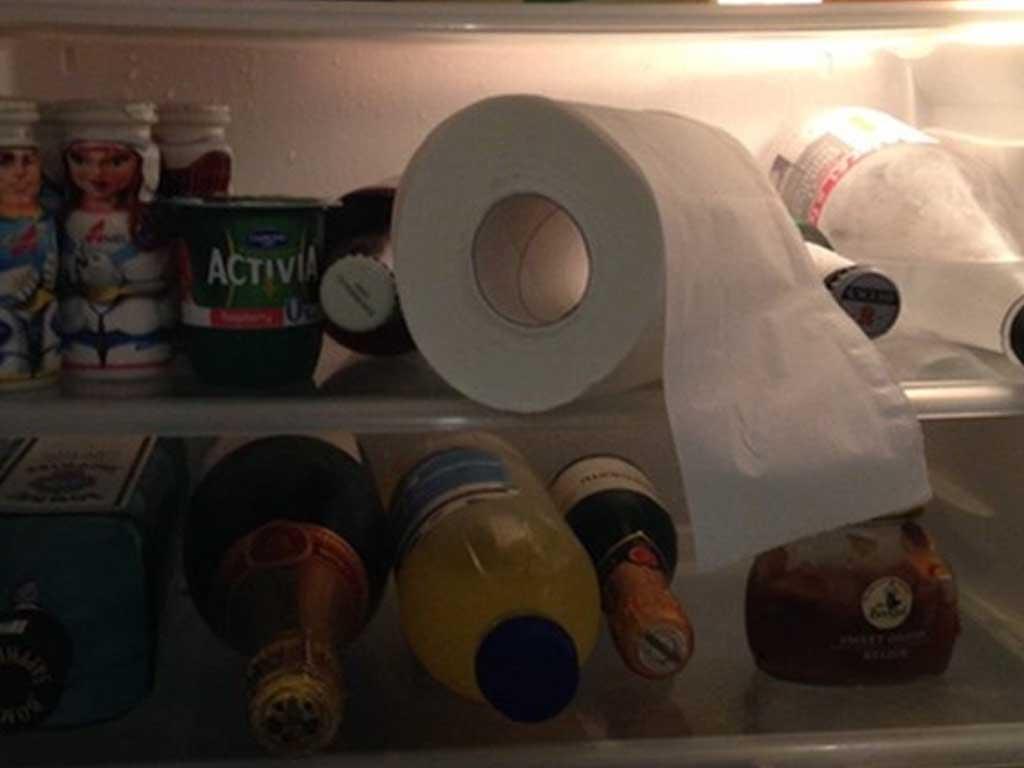 bo-giay-ve-sinh-vao-tu-lanh-co-tac-dung-gi