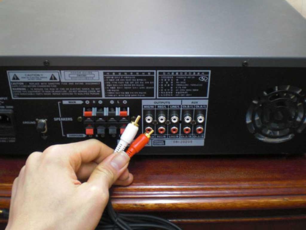 meo-dau-hai-loa-vao-1-amply