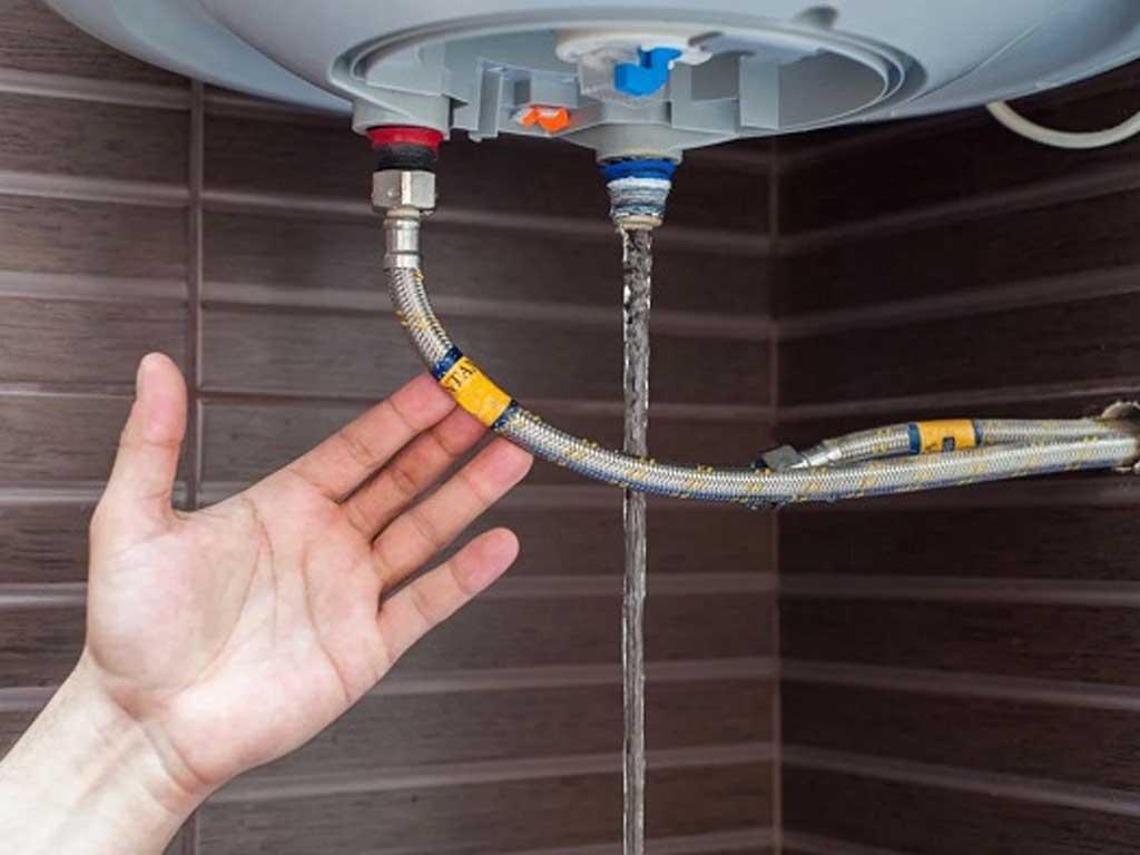 binh-nong-lanh-bi-chay-nuoc-co-nguy-hiem-khong