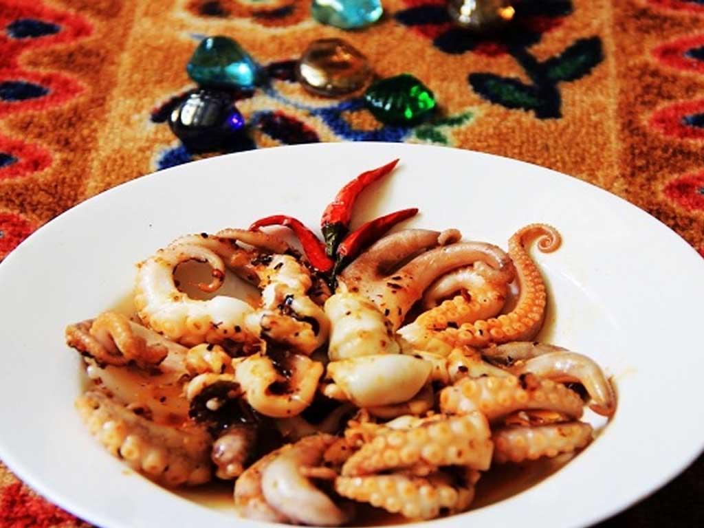 cach-uop-bach-tuoc-nuong-muoi-ot