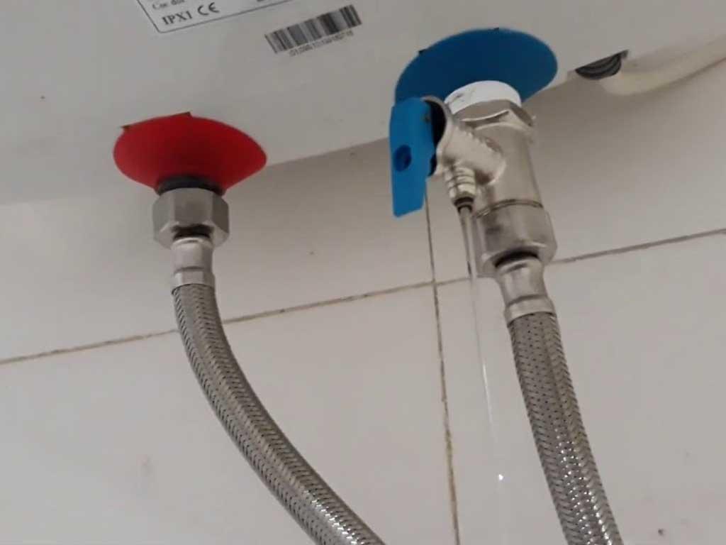 dau-hieu-binh-nong-lanh-bi-chay-nuoc