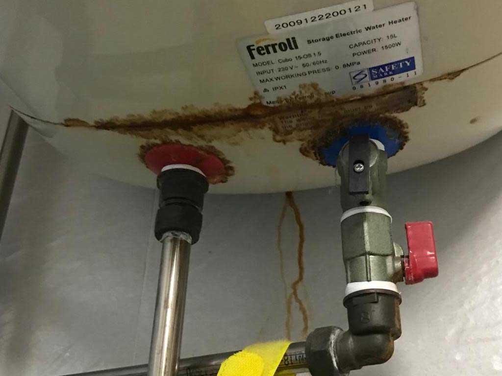 nguyen-nhan-binh-nong-lanh-bi-chay-nuoc