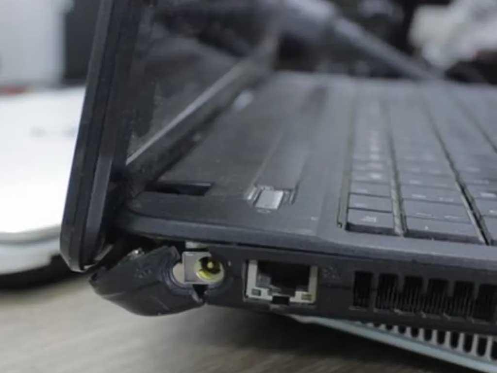 sua-laptop-bi-gay-ban-le-phai-lam-sao