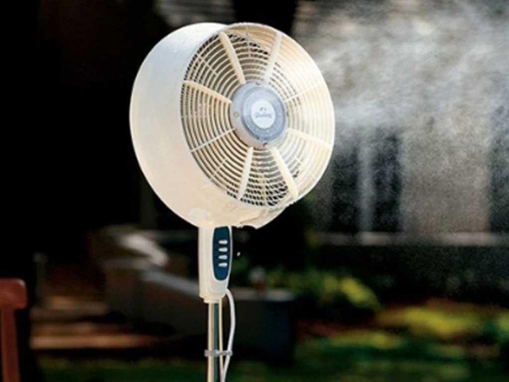 meo-dung-quat-phun-suong-tiet-kiem-dien