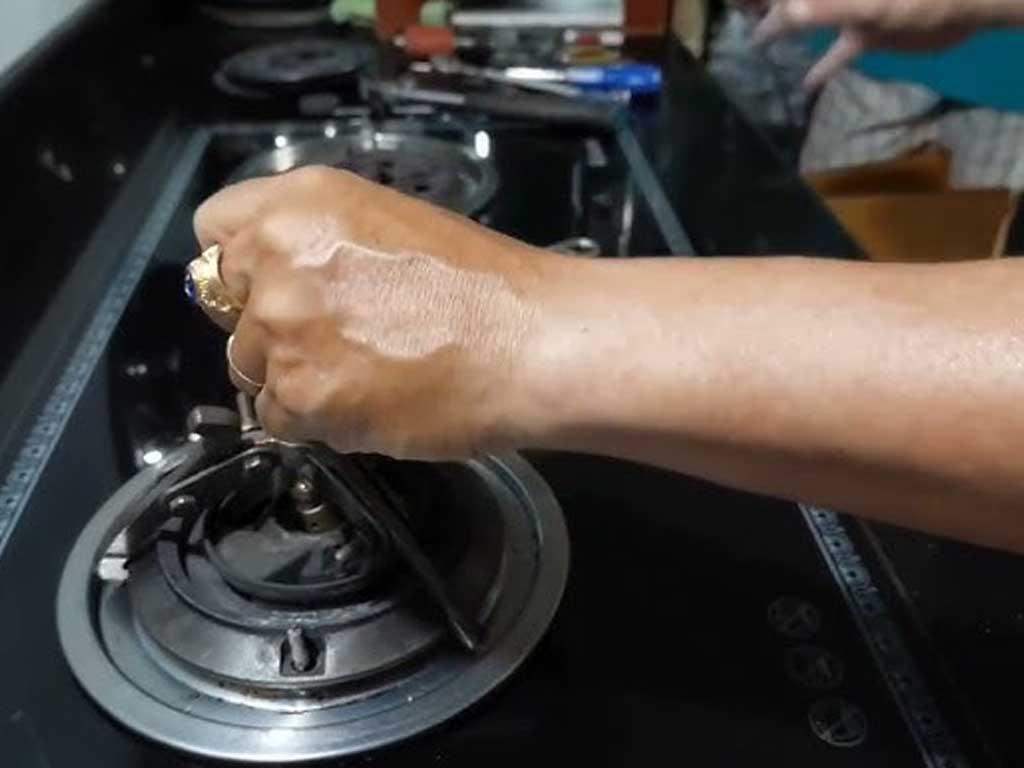 huong-dan-thay-dau-dot-bep-ga-rinnai