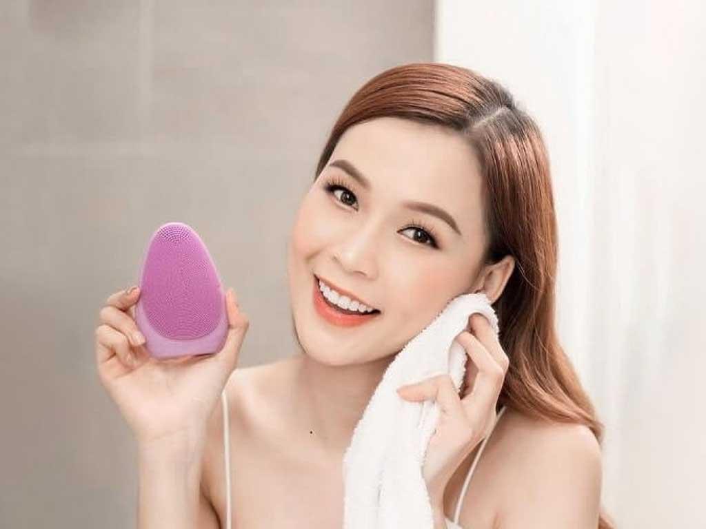 cach-dung-may-rua-mat-halio-tranh-kich-ung