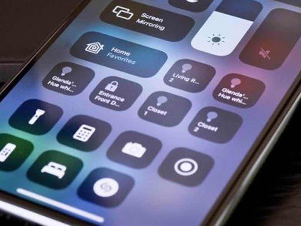 cach-tat-man-hinh-iphone-bi-cham-xanh