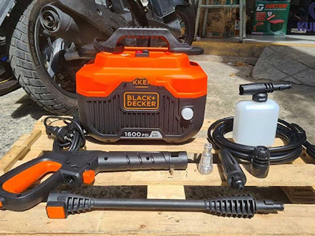 ai-nen-mua-may-rua-xe-black-decker