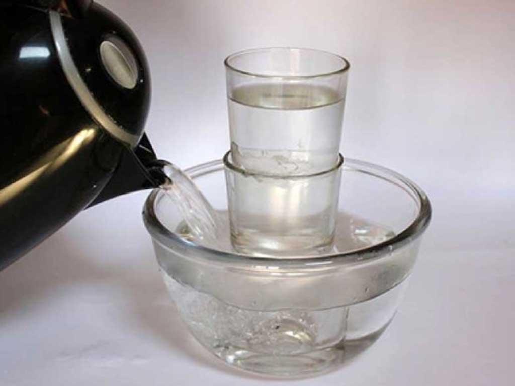 cach-tay-trang-coc-thuy-tinh-cho-dan-van-phong