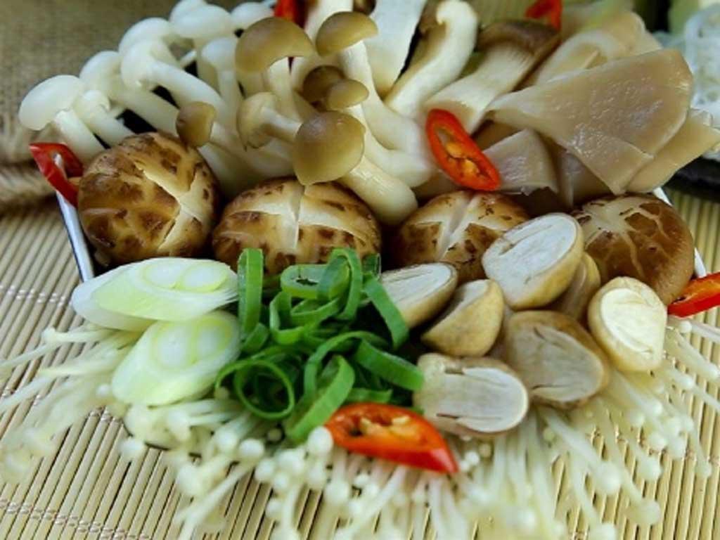 cach-nau-lau-nam-chay-thom-ngon