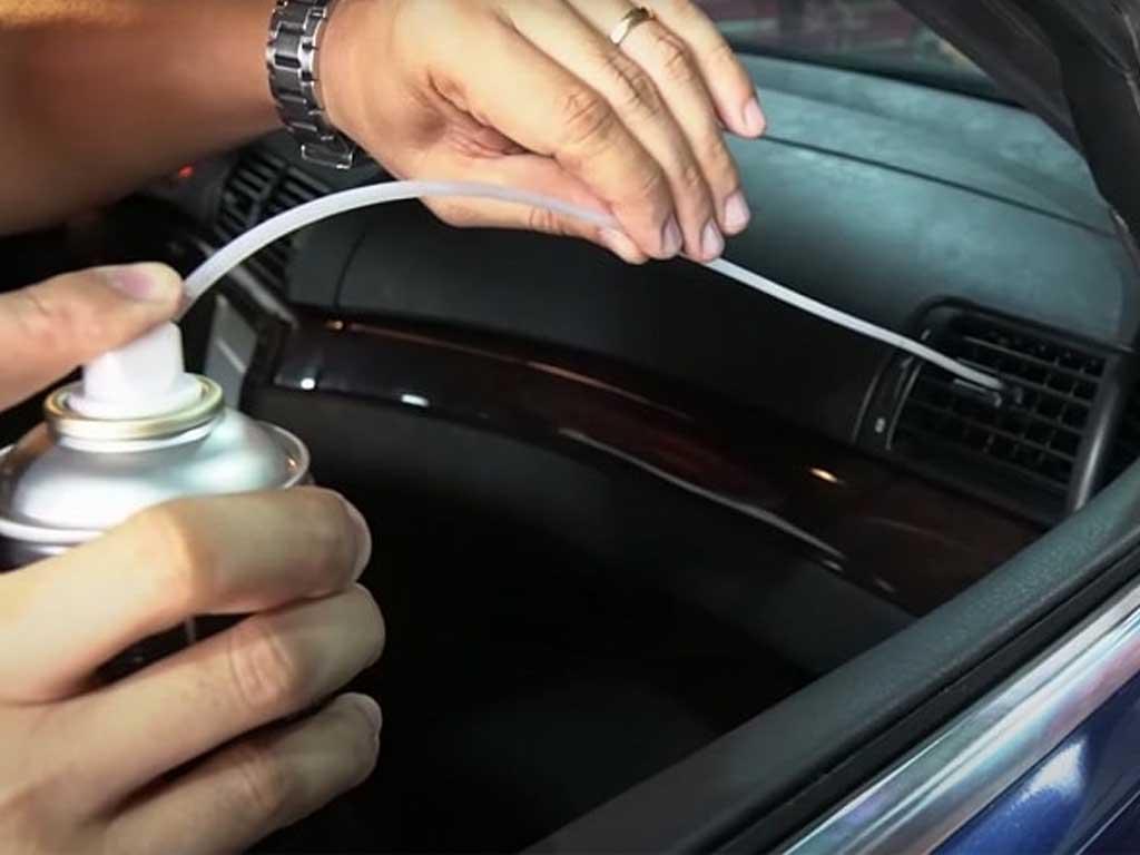 cach-ve-sinh-may-lanh-xe-o-to-tai-nha