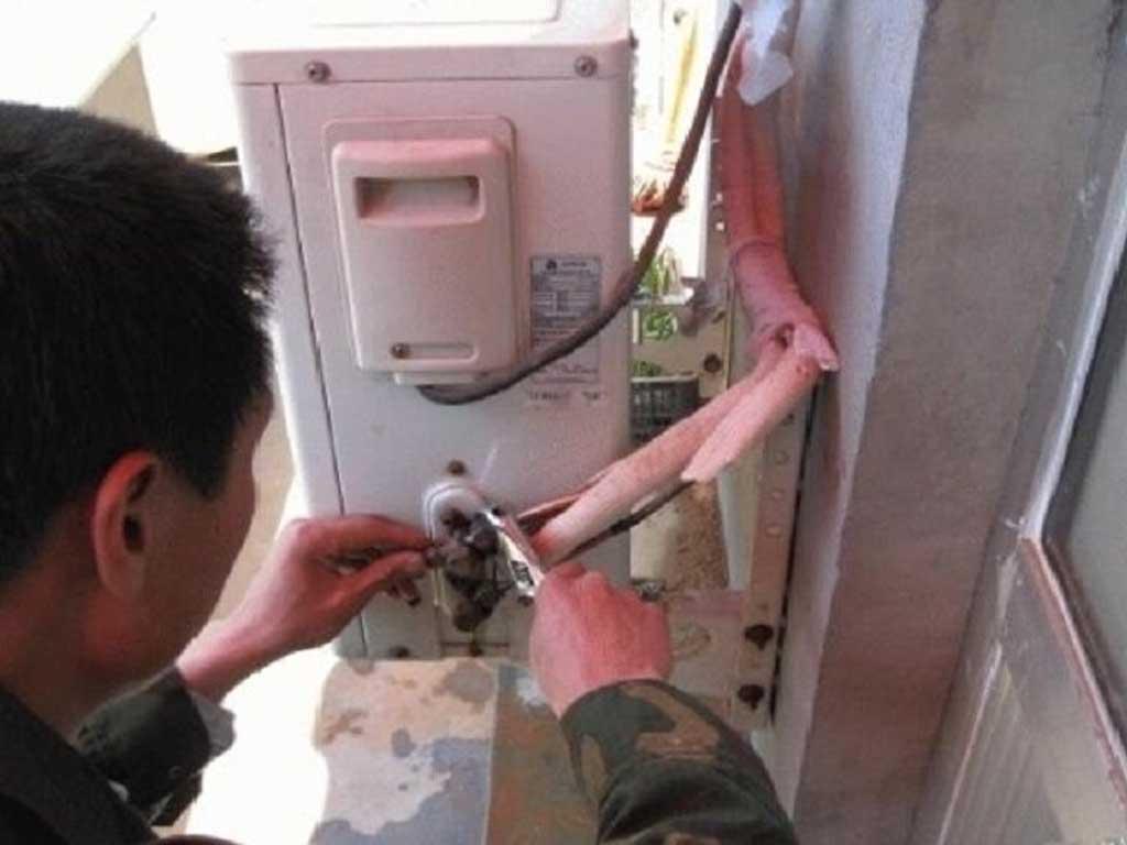 cach-khoa-gas-may-lanh-don-gian