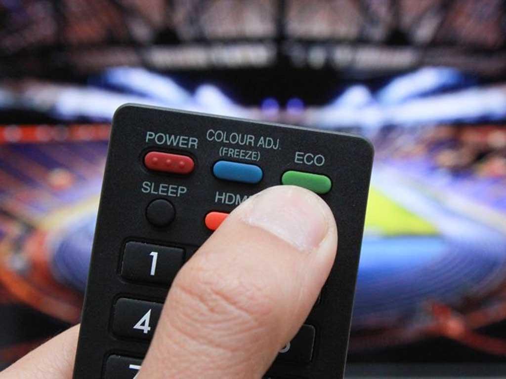 khi-nao-can-mo-tivi-sharp-khong-can-remote