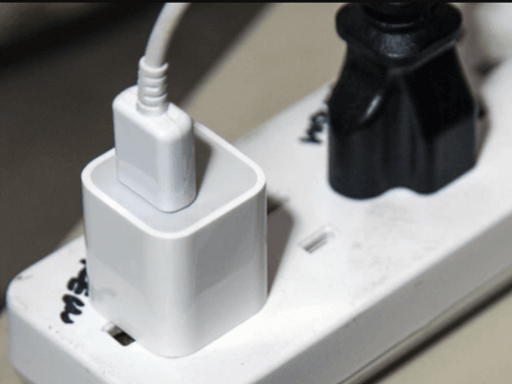 cam-cuc-sac-lien-tuc-vao-o-dien-co-sao-khong