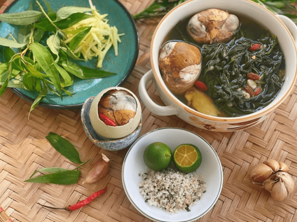 cho-con-bu-an-duoc-trung-vit-lon-khong